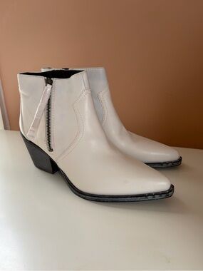 MAKE OFFER! Circus by Sam Edelman White Whistler Booties